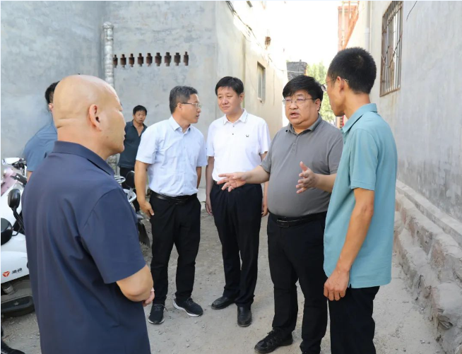 赵永进在沁河镇调研城中村背街小巷改造工作